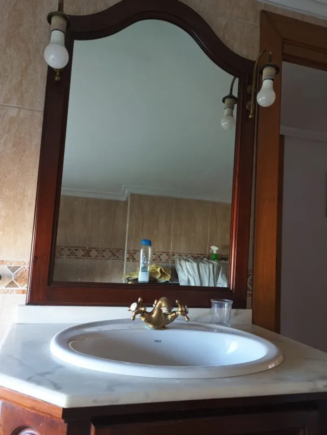 Mueble de baño y espejo madera y mármol