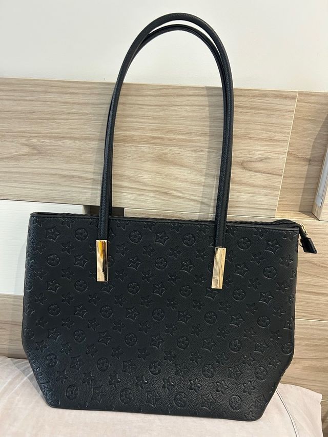 Bolso negro con estampado
