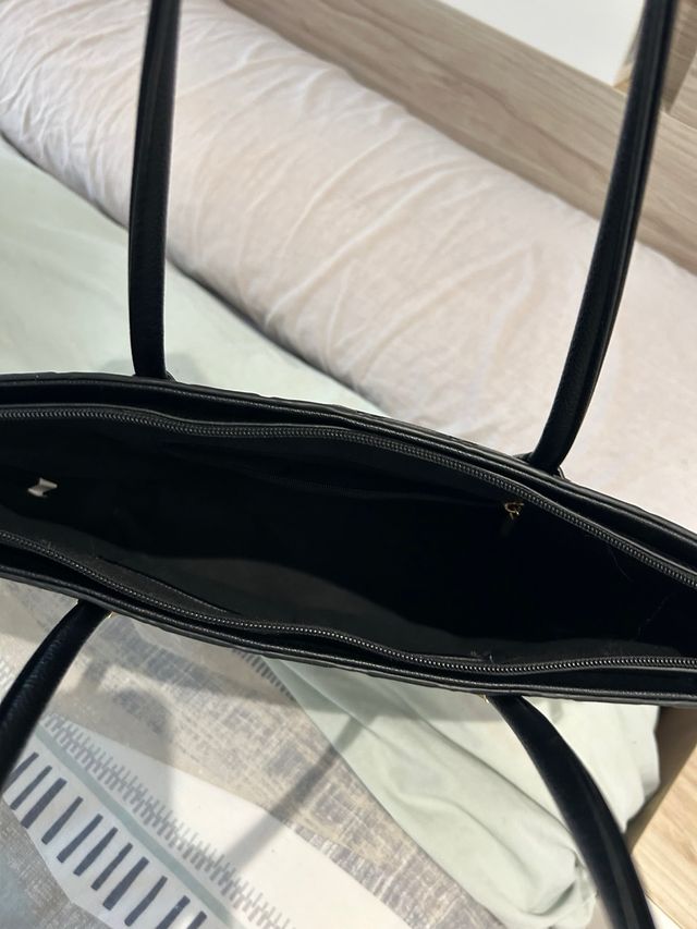 Bolso negro con estampado