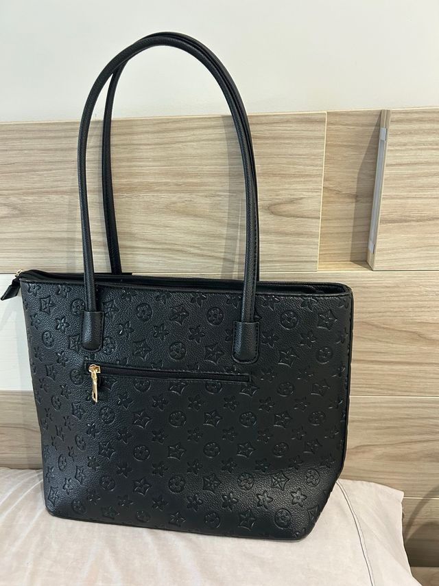 Bolso negro con estampado
