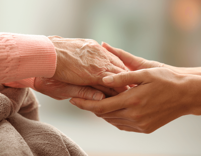 Cuidadora de adultos mayores interna o externa