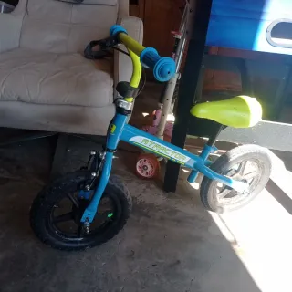 Bicicleta infantil azul y amarilla
