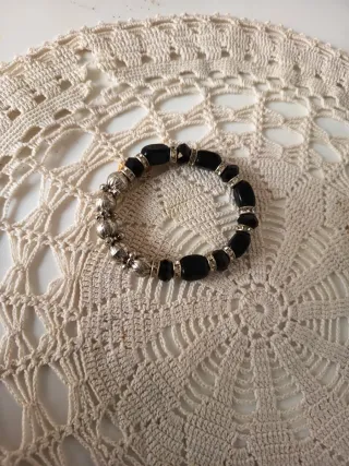 Pulsera elegante negra y plateada