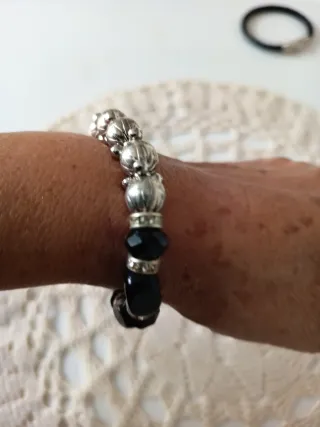 Pulsera elegante negra y plateada