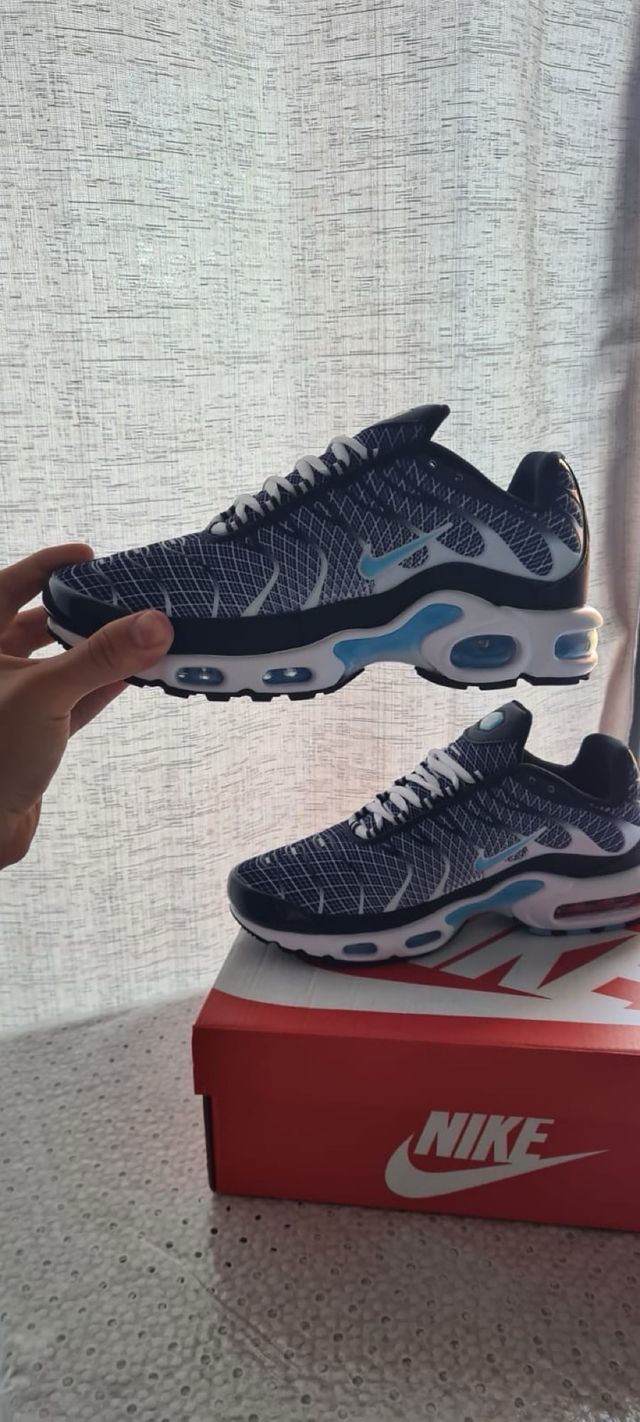 Nike TN Azul y negro está nuevo