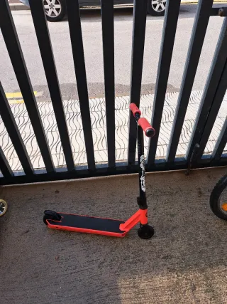 Patinete Oxelo scooter rojo.