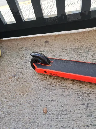 Patinete Oxelo scooter rojo.