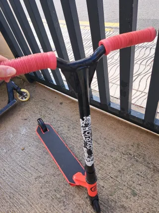 Patinete Oxelo scooter rojo.