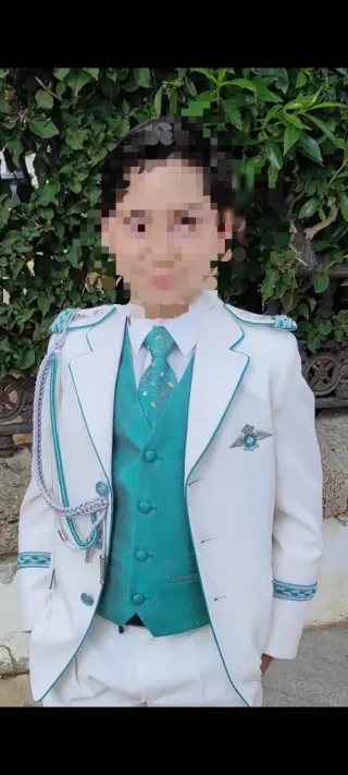 Traje de comunión niño blanco y verde agua.