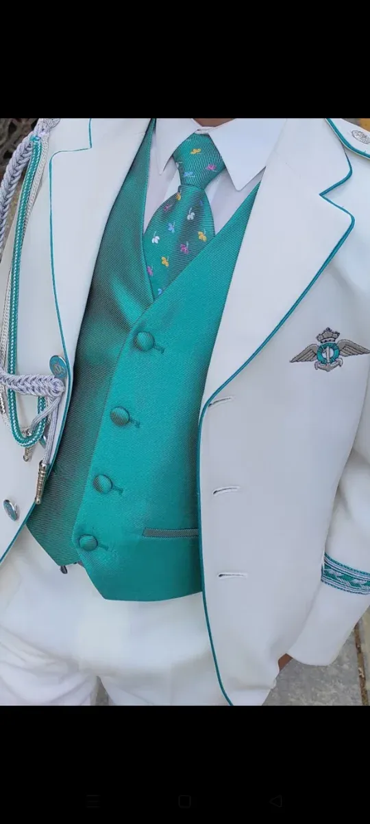 Traje de comunión niño blanco y verde agua.