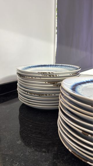 Conjunto de 24 pratos de cerâmica