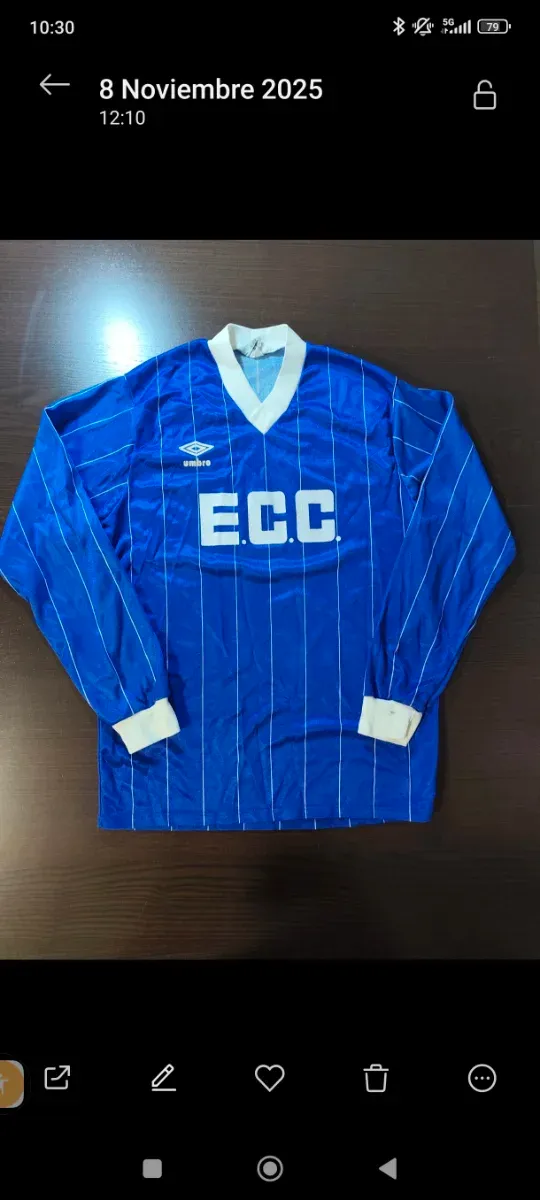 Camiseta Umbro azul y blanca