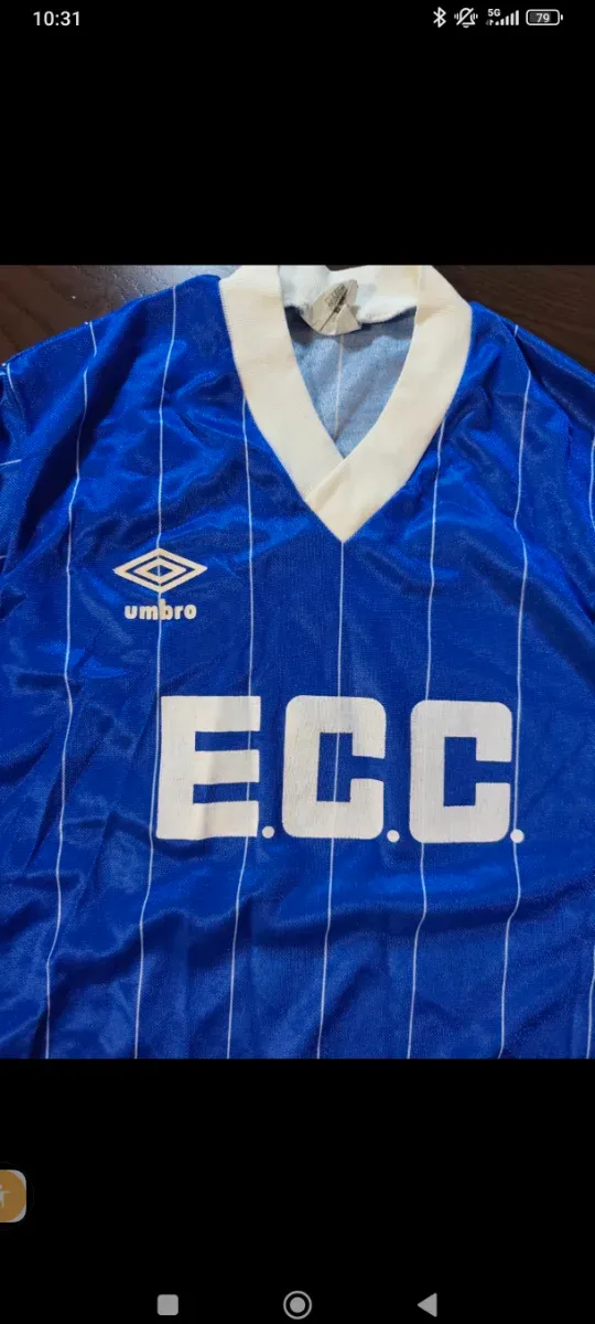 Camiseta Umbro azul y blanca