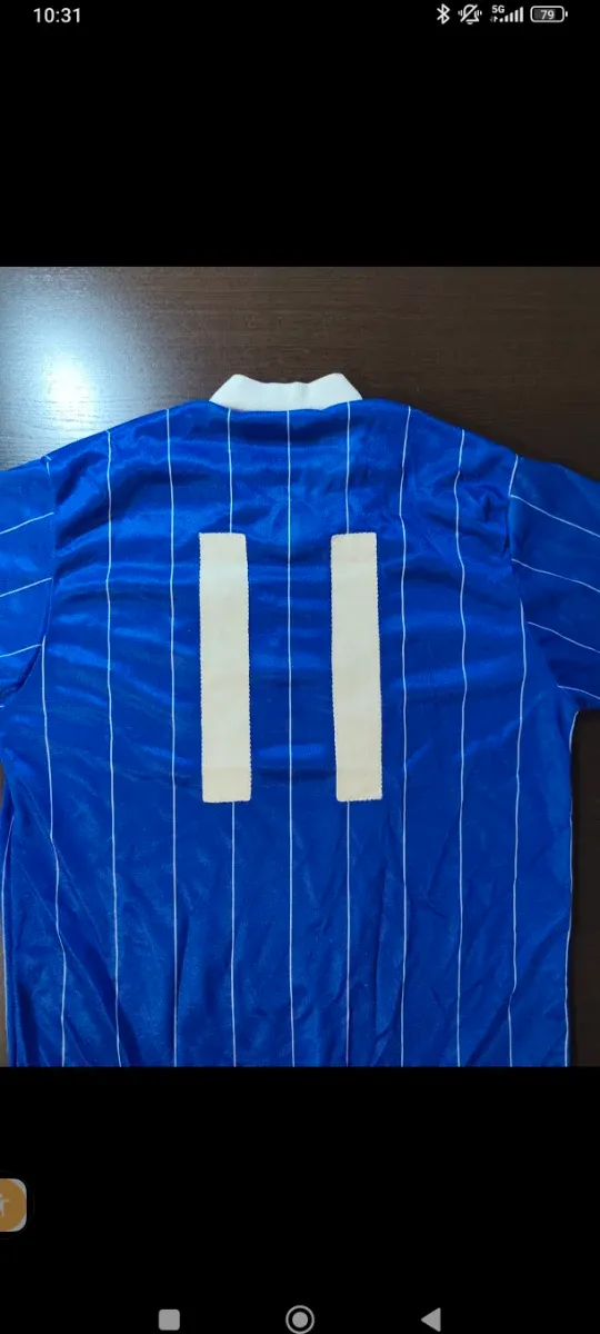 Camiseta Umbro azul y blanca