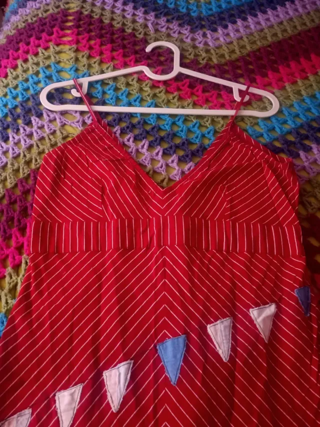Vestido de tirantes rojo con decoración