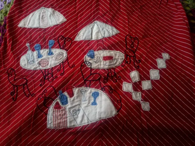 Vestido de tirantes rojo con decoración