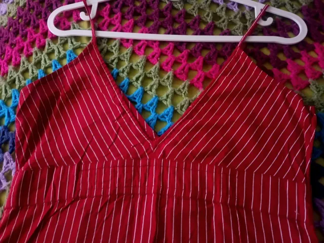 Vestido de tirantes rojo con decoración