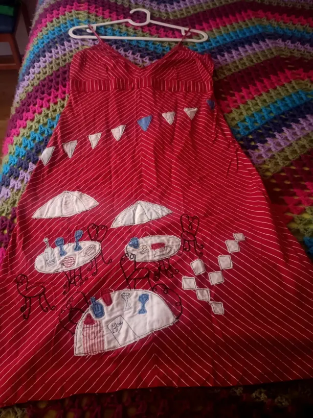 Vestido de tirantes rojo con decoración