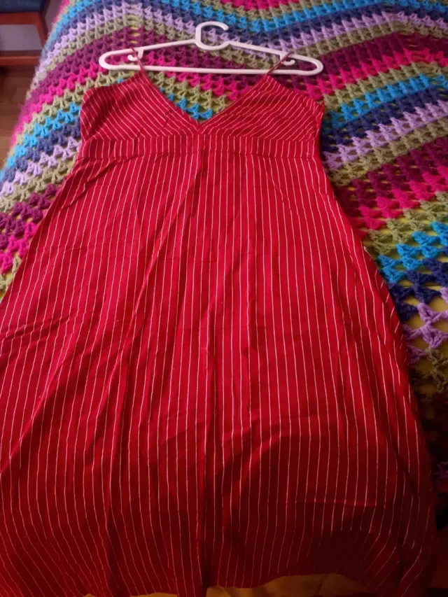 Vestido de tirantes rojo con decoración