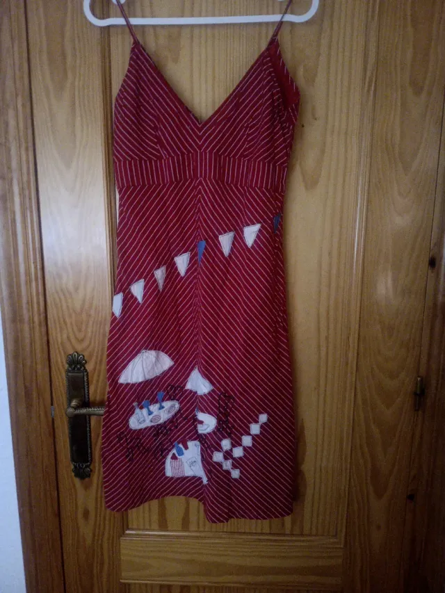 Vestido de tirantes rojo con decoración