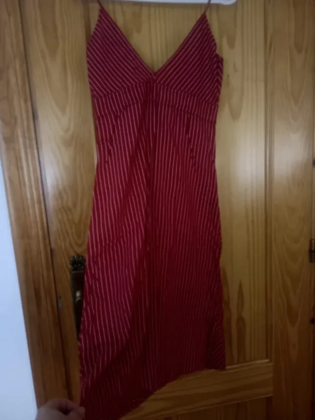 Vestido de tirantes rojo con decoración