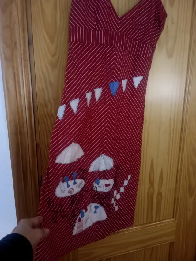 Vestido de tirantes rojo con decoración