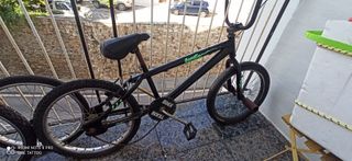 Bmx Negra + 3 Ruedas Repuesto