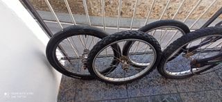 Bmx Negra + 3 Ruedas Repuesto