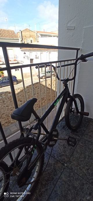 Bmx Negra + 3 Ruedas Repuesto