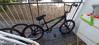 Bmx Negra + 3 Ruedas Repuesto