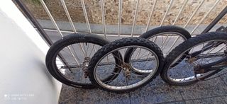 Bmx Negra + 3 Ruedas Repuesto