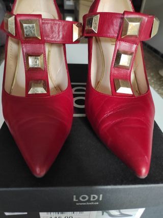 Zapatos de tacón LODI rojos con tachuelas doradas