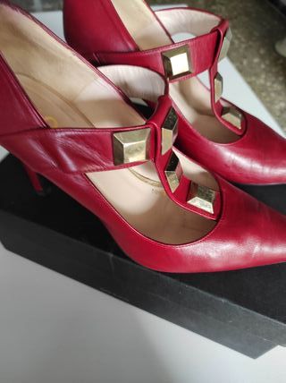 Zapatos de tacón LODI rojos con tachuelas doradas