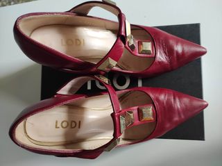 Zapatos de tacón LODI rojos con tachuelas doradas