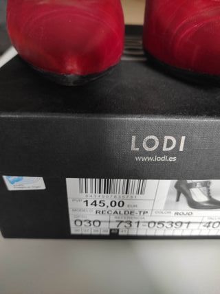 Zapatos de tacón LODI rojos con tachuelas doradas