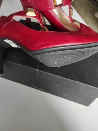 Zapatos de tacón LODI rojos con tachuelas doradas