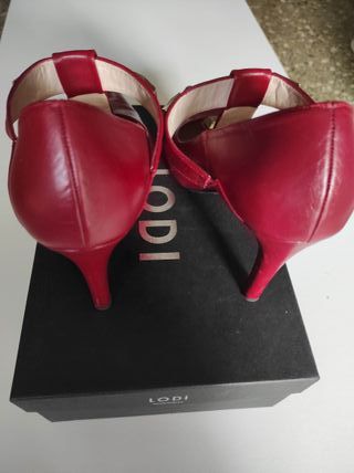 Zapatos de tacón LODI rojos con tachuelas doradas