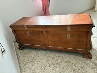 Baúl de madera tallado a mano