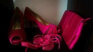 Conjunto bolso, zapatos y tocado fucsia