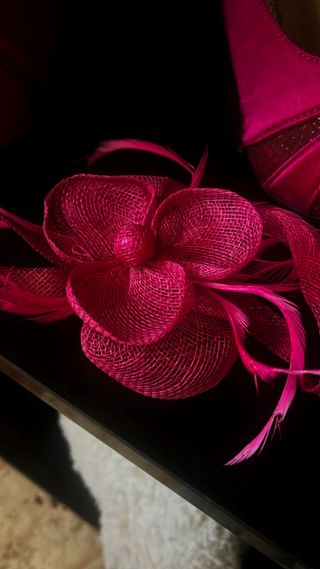 Conjunto bolso, zapatos y tocado fucsia