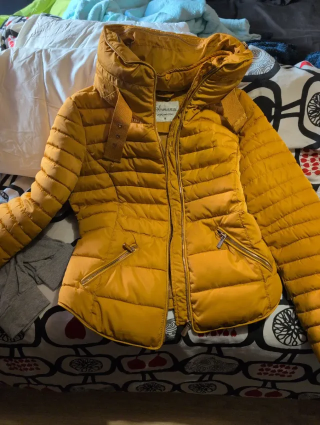 Abrigo acolchado amarillo talla M