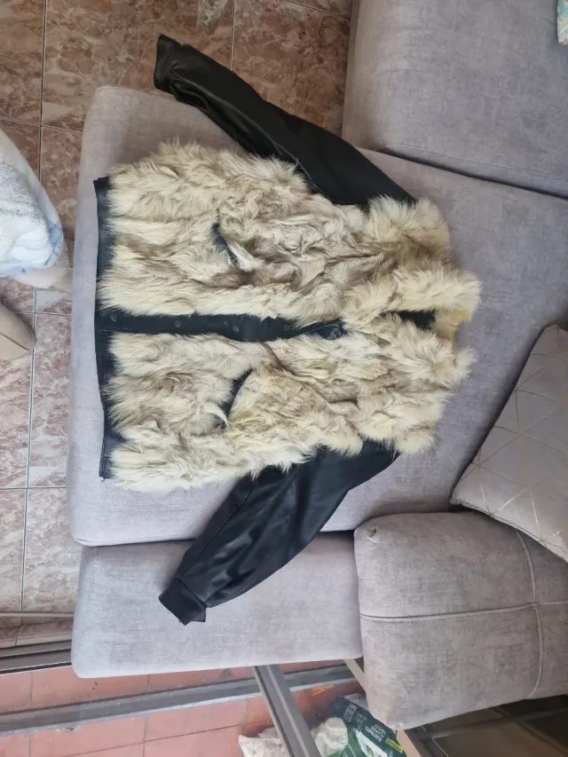 Chaqueta pelo y polipiel beige y negra