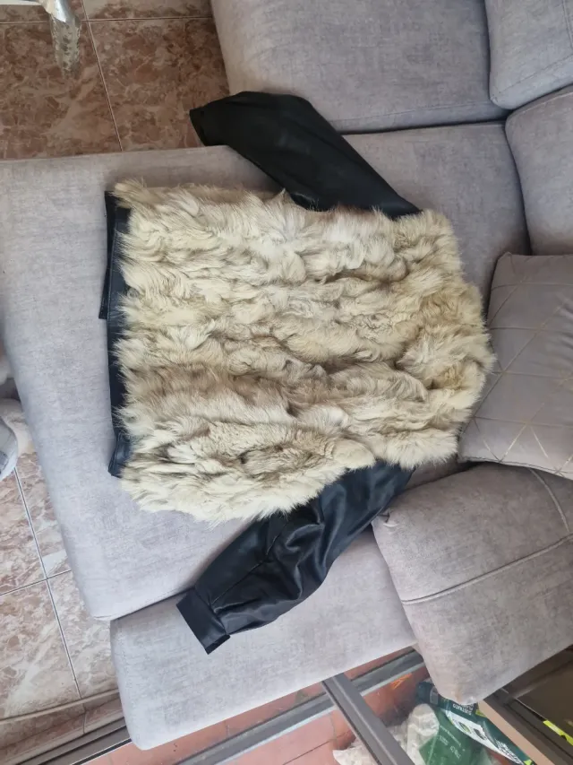 Chaqueta pelo y polipiel beige y negra