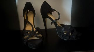 Zapatos de tacón negros con pedrería