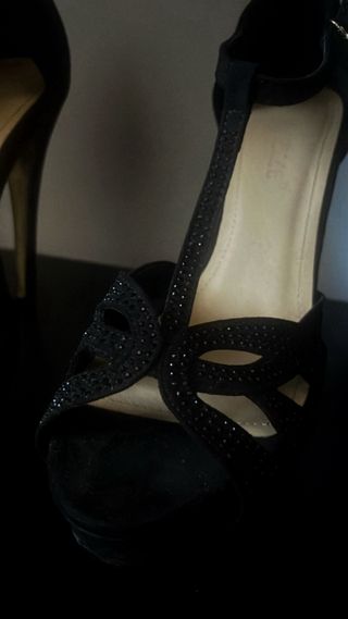 Zapatos de tacón negros con pedrería