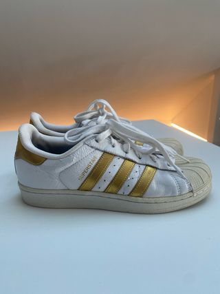 Zapatillas Adidas Superstar doradas y blancas