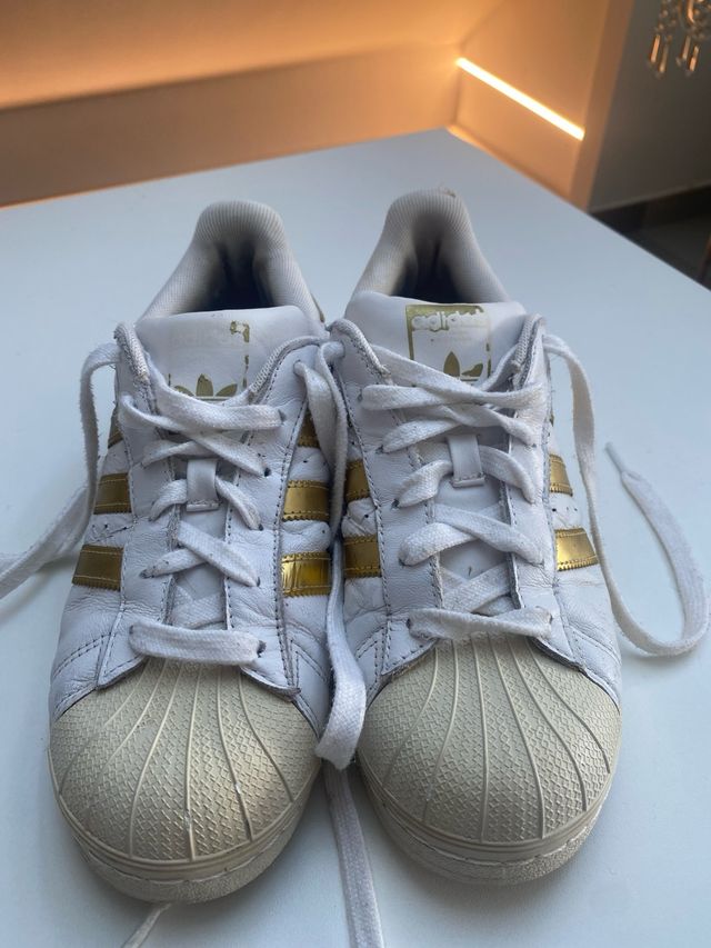 Zapatillas Adidas Superstar doradas y blancas