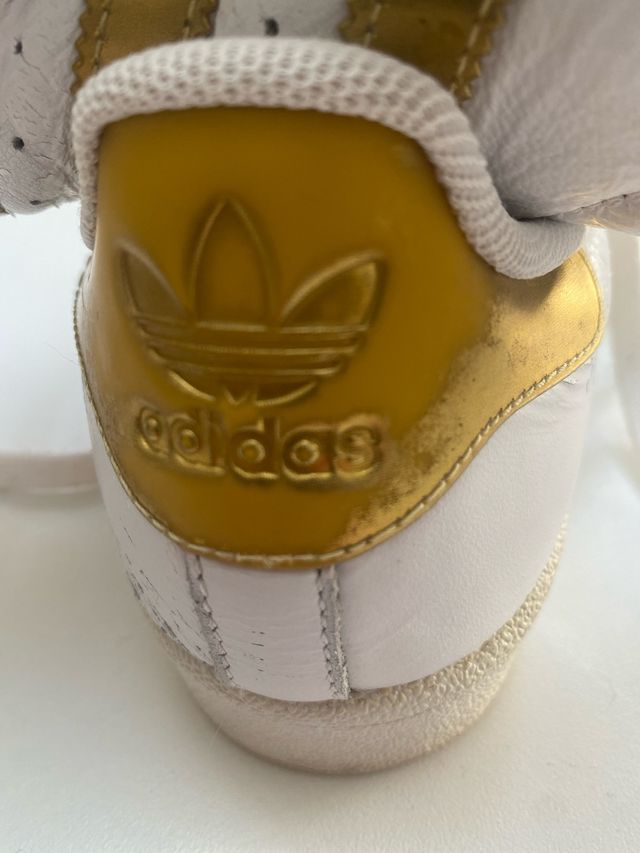 Zapatillas Adidas Superstar doradas y blancas
