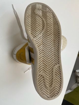 Zapatillas Adidas Superstar doradas y blancas