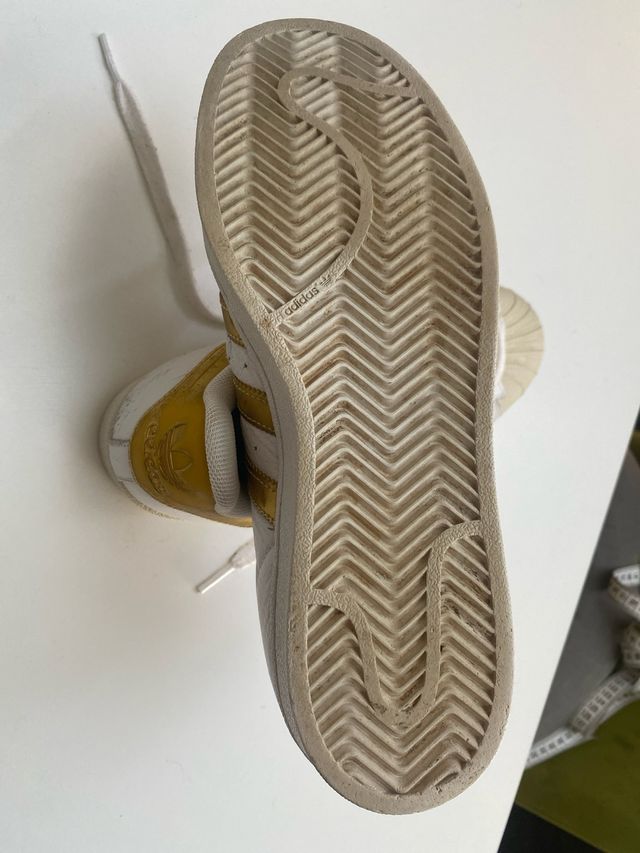 Zapatillas Adidas Superstar doradas y blancas